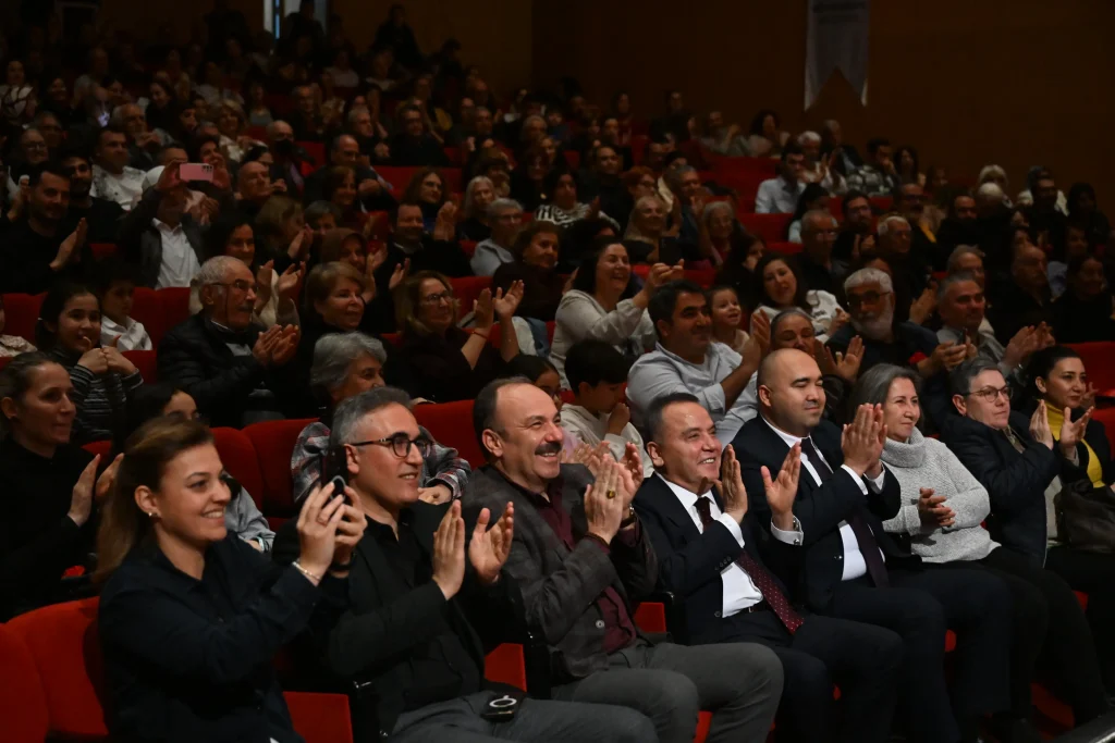 Baskan Bocek Sevda Turkuleri konserini izledi 5 - Mega TV