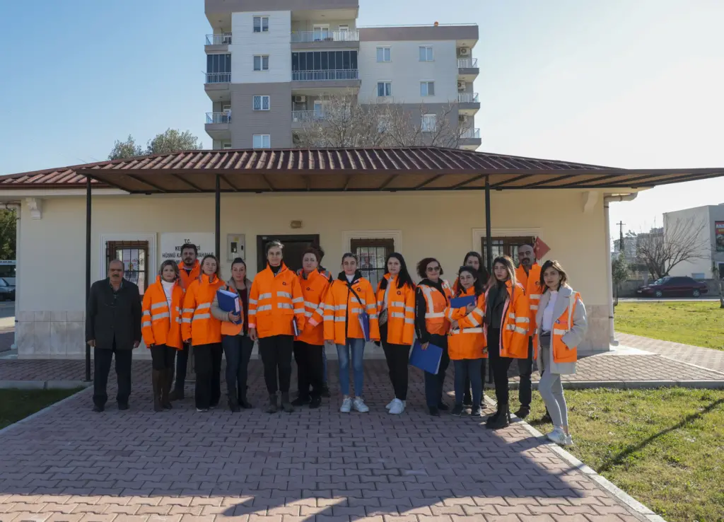 Antalya Büyükşehir Belediyesi, Sel Felaketi Sonrasında Bölgeye Gıda Desteği Sağlıyor - Mega TV Buyuksehir ekipleri Husnu Karakas mahallesinde 1 - Mega TV