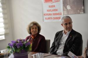 Özçelik “Önce kadınlar” dedi - Mega TV DSC 5348 min - Mega TV