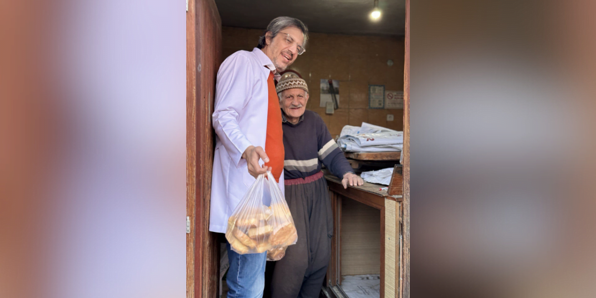 Aday Biner, önlüğüyle köy ziyaretinde