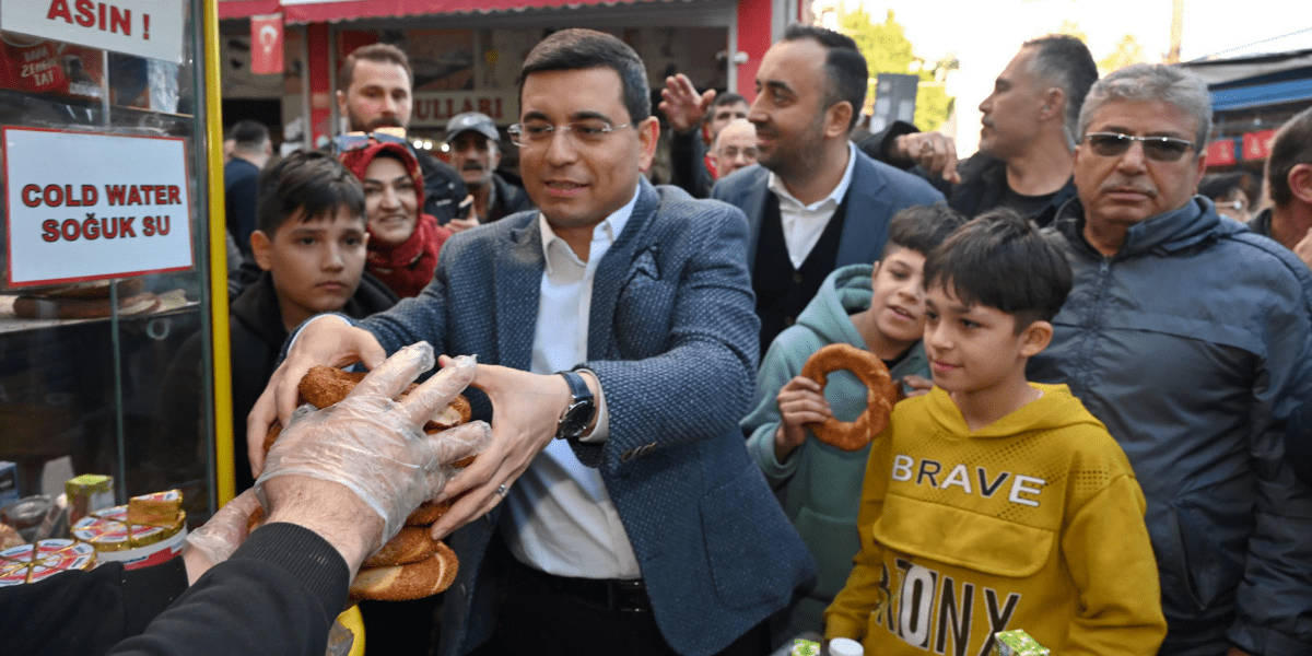 Tütüncü’den vatandaşa simit ikramı