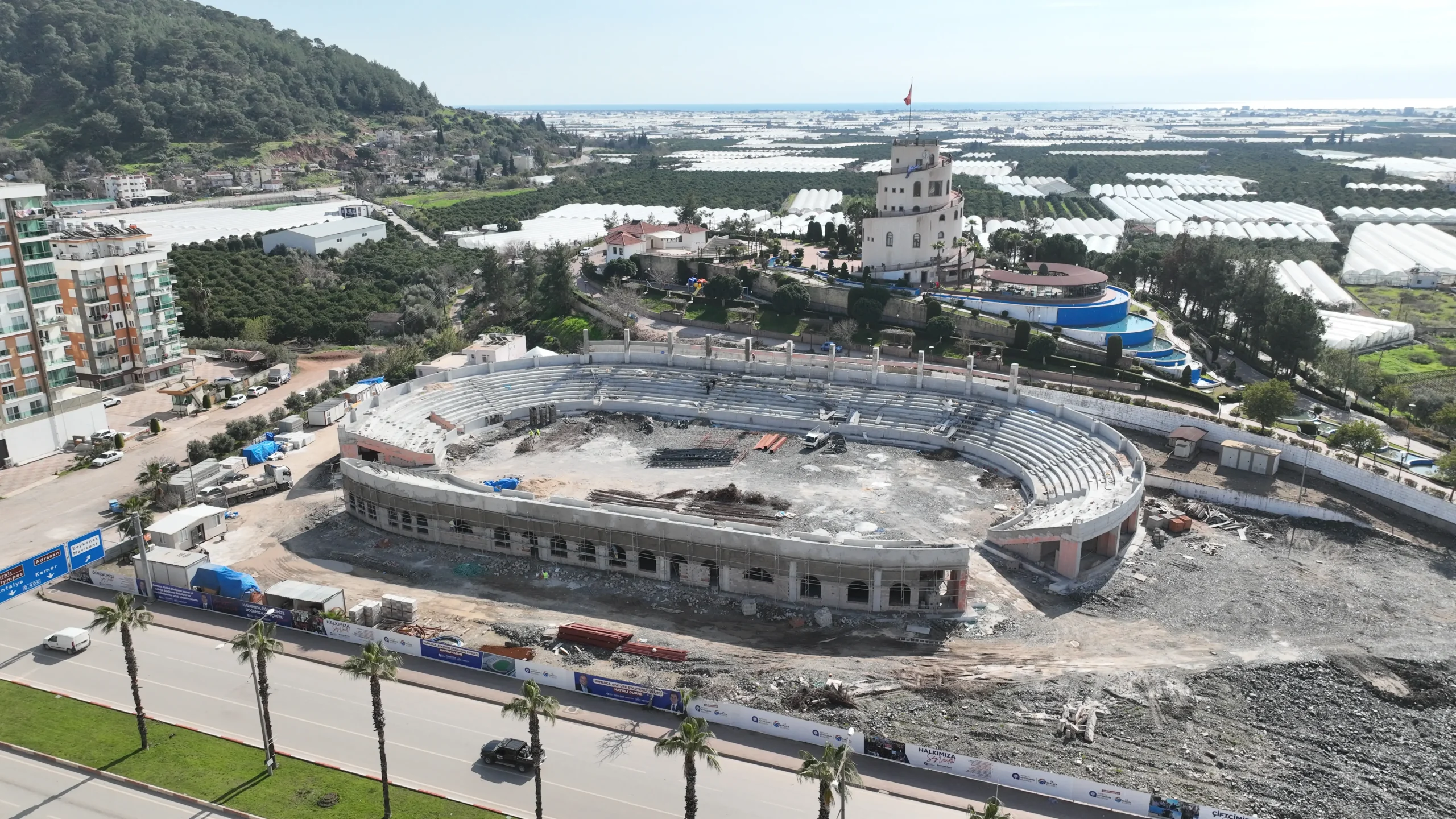 Kumluca’nın yeni simgesi Atatürk Stadyumu yükseliyor