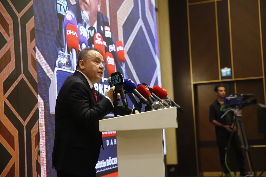 Başkan Böcek Antalya basınıyla buluştu - Mega TV Muhittin Bocek Basin toplantisi 3 - Mega TV