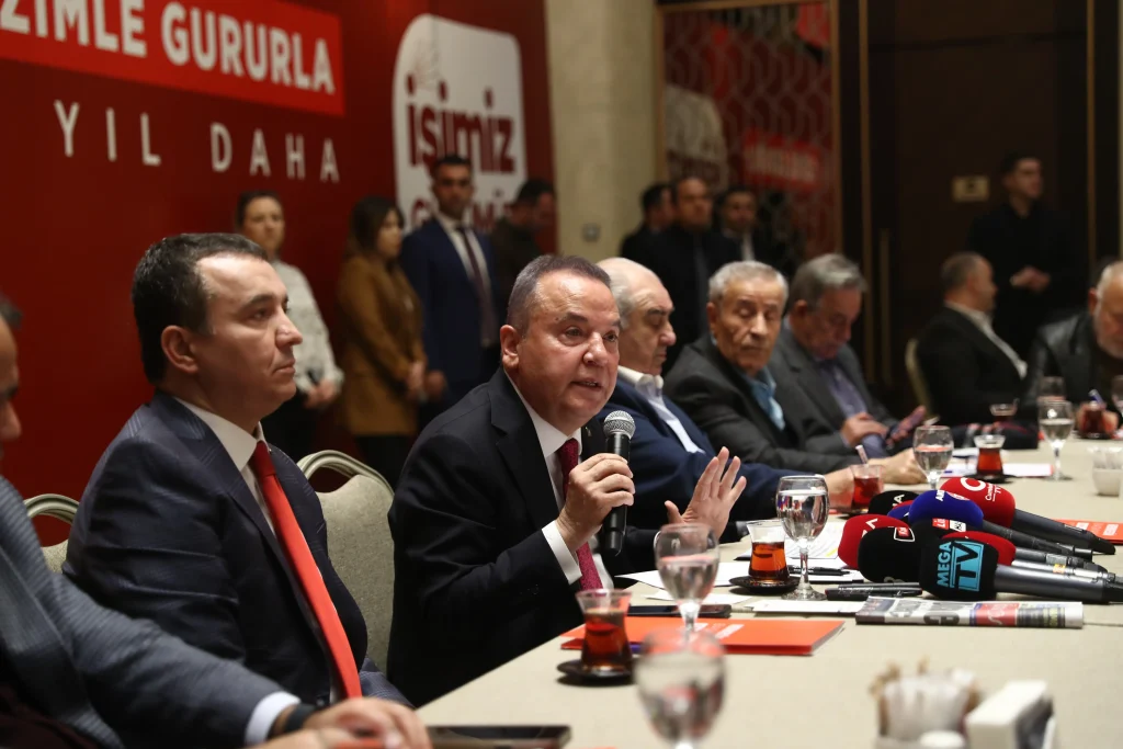 Başkan Böcek Antalya basınıyla buluştu - Mega TV Muhittin Bocek Basin toplantisi 9 - Mega TV