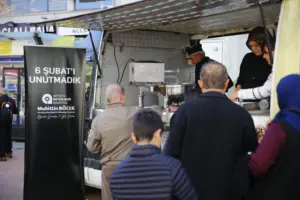 Depremzedelerin Anısına Lokma Dağıtıldı - Mega TV Sarampol Cadddesi Lokma Dagitimi 7 - Mega TV