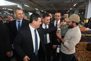 Tütüncü, esnafla yemek yedi - Mega TV Tutuncu esnafin sofrasinda 4 - Mega TV