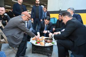 Tütüncü, esnafla yemek yedi - Mega TV Tutuncu esnafin sofrasinda 6 - Mega TV