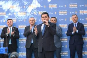 Tutuncu Hizmette Alanyayi da Antalyayi da tutabilene ask olsun 8 - Mega TV