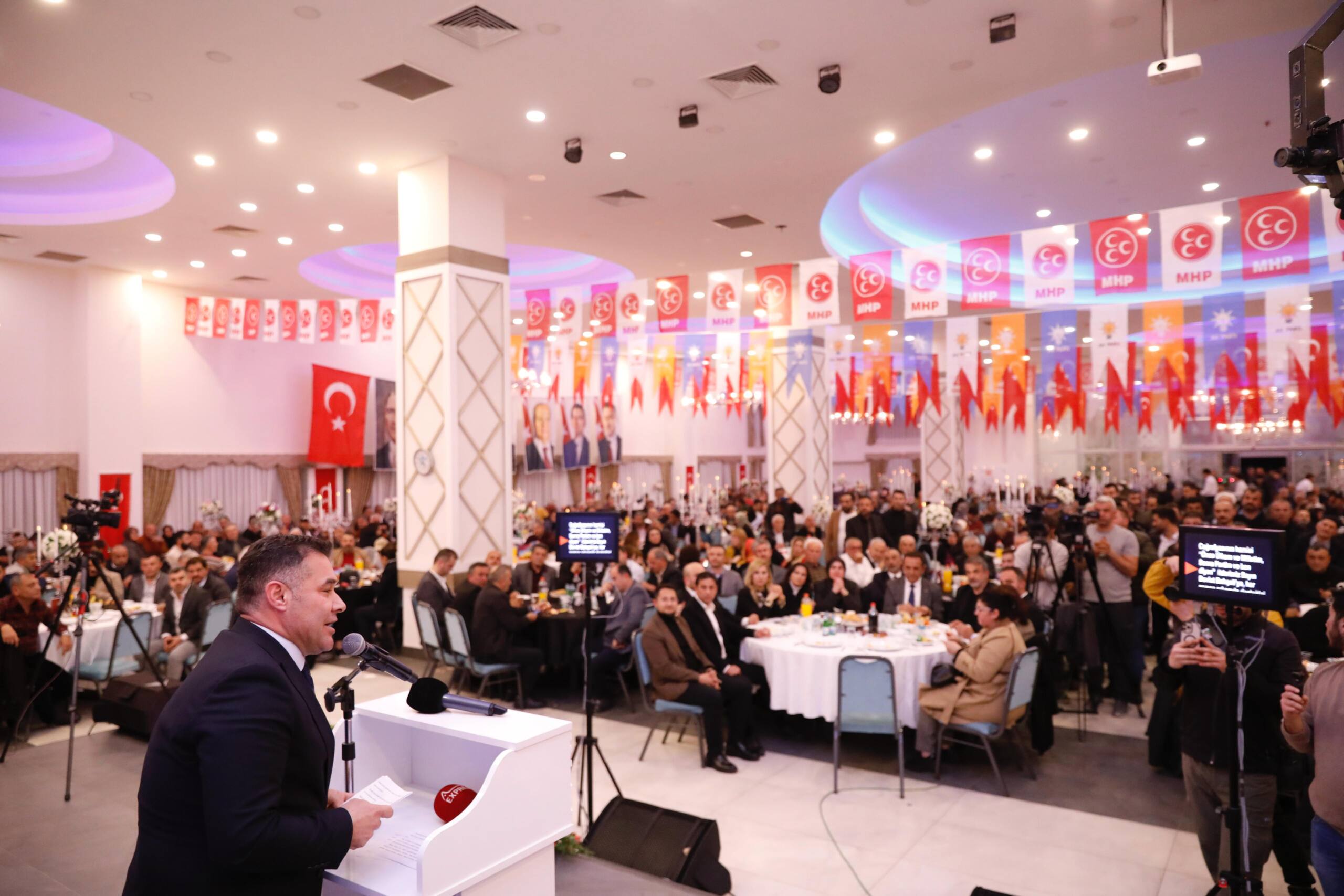 Yücel, Demirtaş’ta vatandaşla buluştu