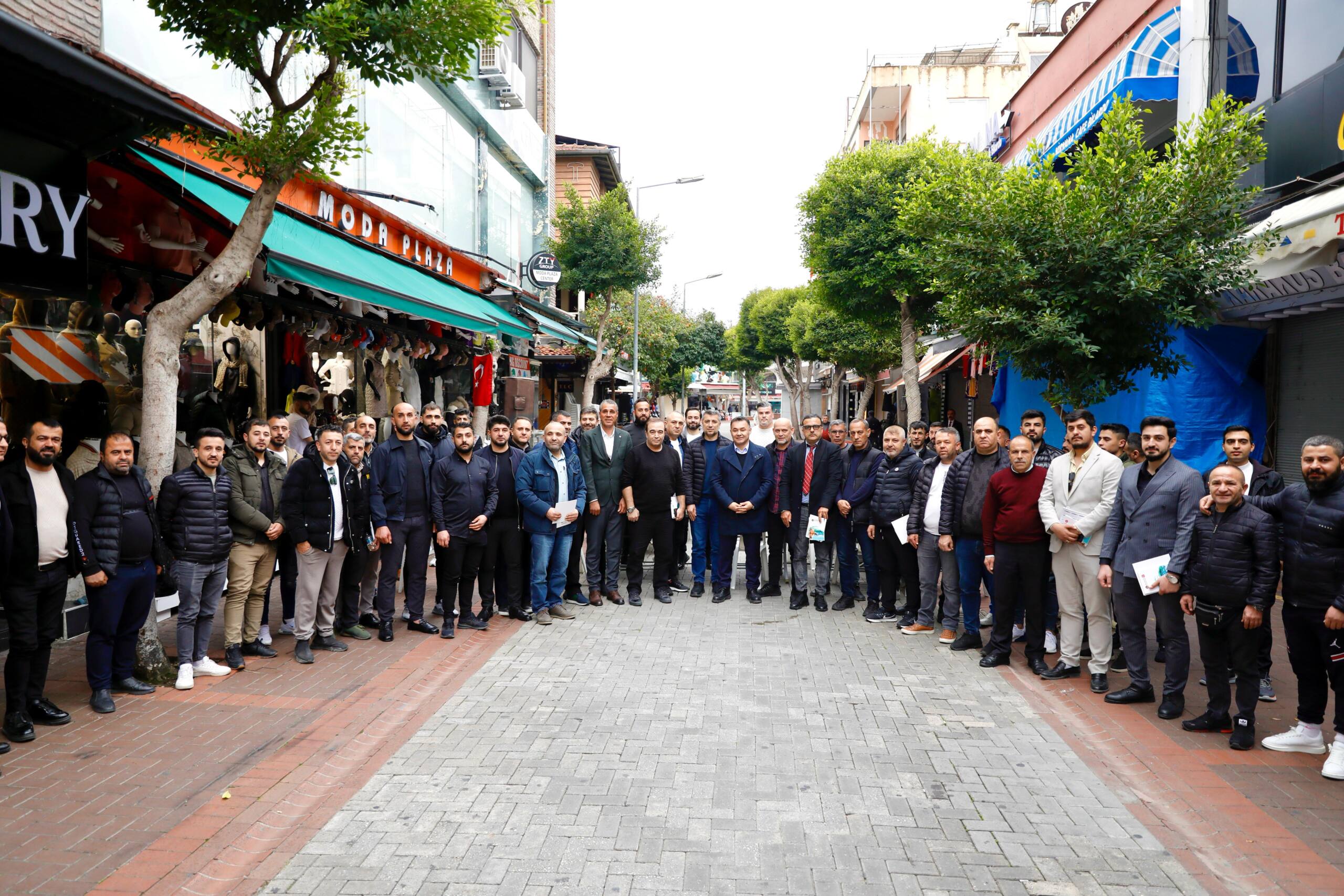 Yücel, esnafla bir araya geldi