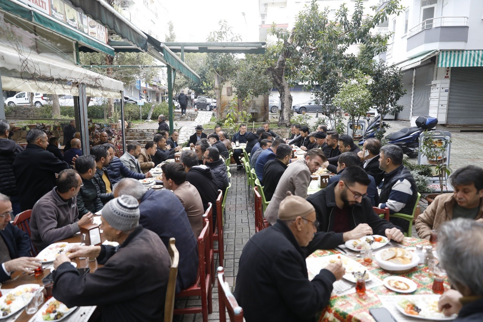 Yücel, esnaf sofrasına konuk oldu