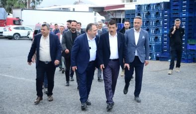 Aksoy, halde esnafı dinledi