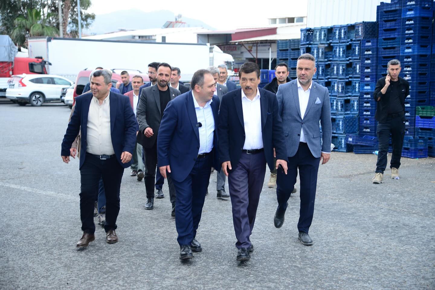 Aksoy, halde esnafı dinledi