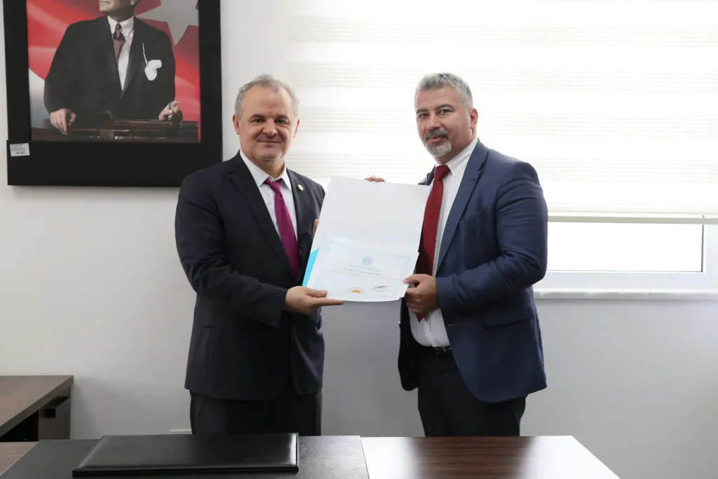 ALKÜ Tıp Fakültesinde bayrak değişimi - Mega TV ALKU TIP FAKULTESINDE BAYRAK DEGISIMI 4 - Mega TV