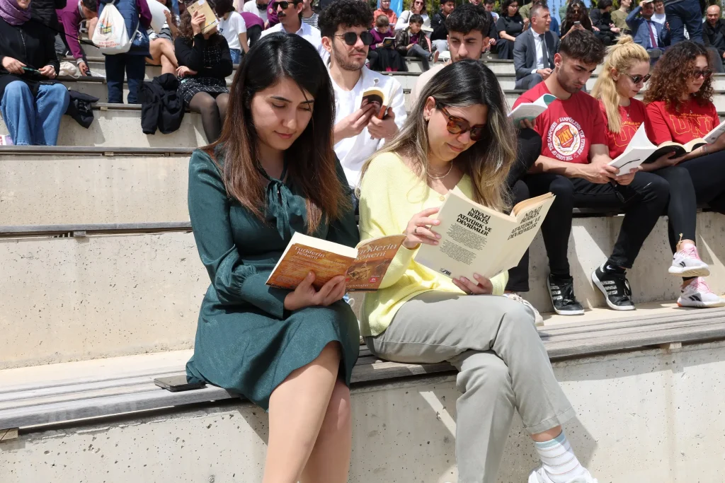 ALKÜ'de kitap okuma etkinliği gerçekleşti - Mega TV ALKUDE KITAP OKUMA ETKINLIGI GERCEKLESTI 4 - Mega TV