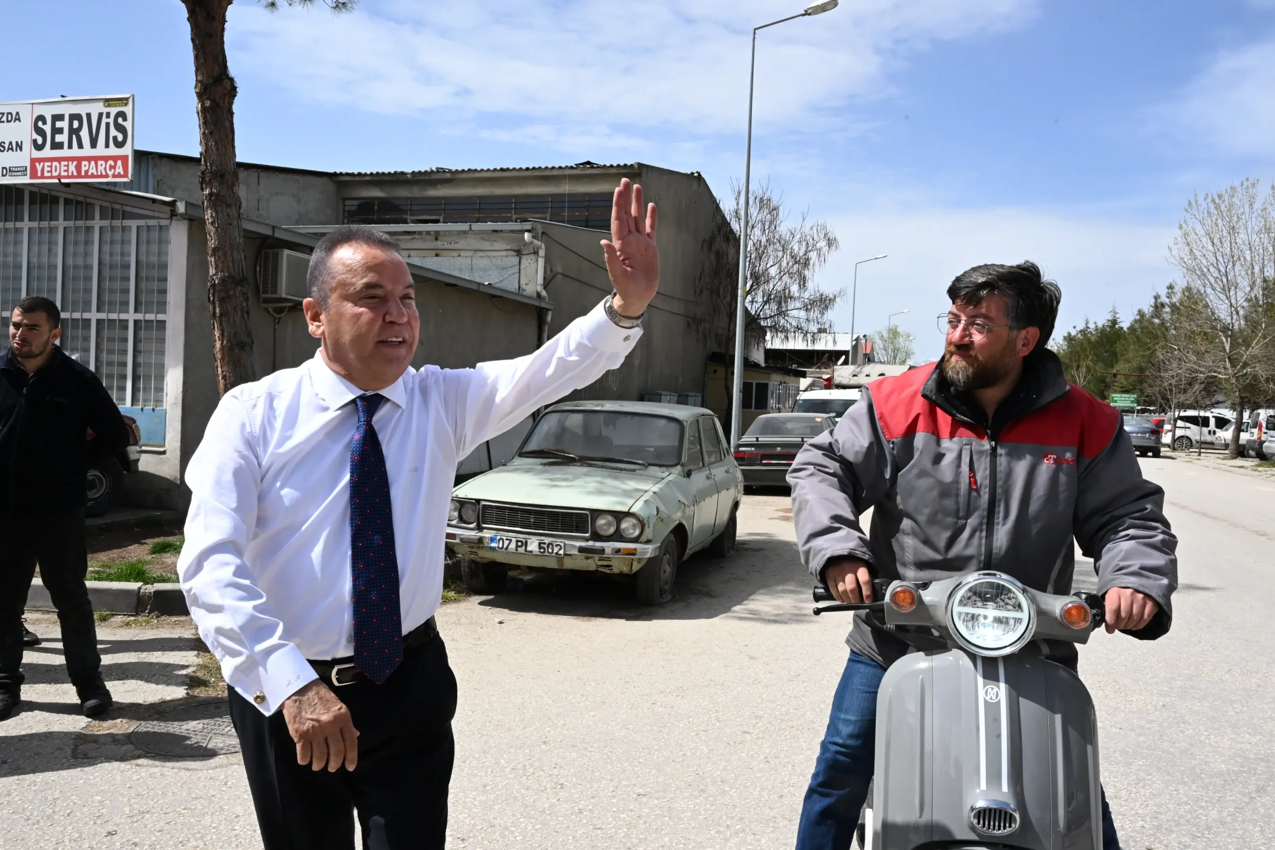 Başkan Böcek Elmalı’yı ziyaret etti