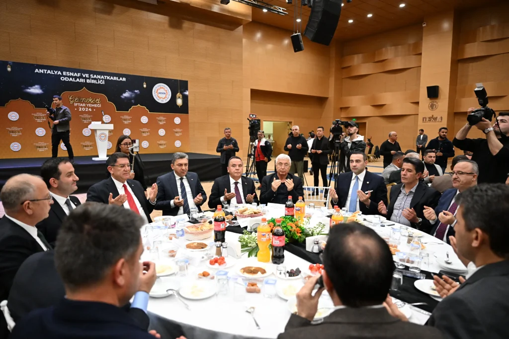 Başkan Böcek’e Konyaaltı’nda yoğun ilgi - Mega TV Baskan AESOB iftar 8 - Mega TV