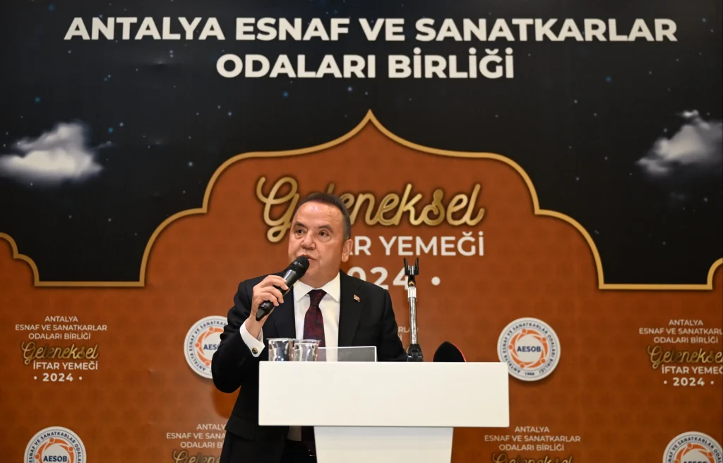 Başkan Böcek’e Konyaaltı’nda yoğun ilgi - Mega TV Baskan AESOB iftar 9 - Mega TV