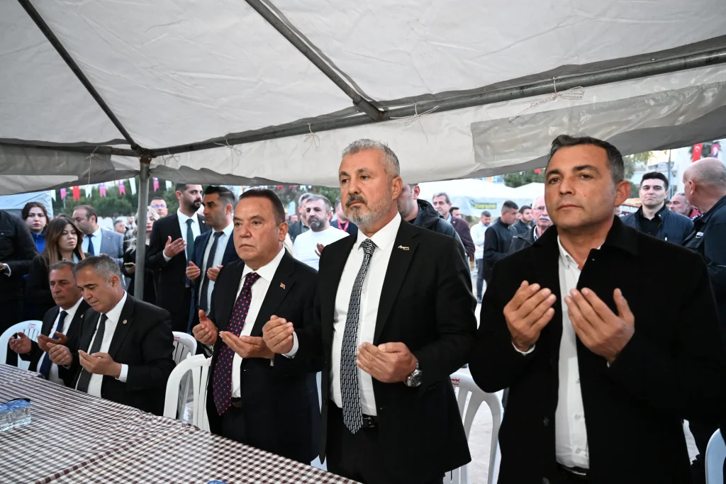 Başkan Böcek Manavgatlı hemşerileri ile iftar yaptı - Mega TV Baskan Bocek Manavgatl iftar 3 - Mega TV