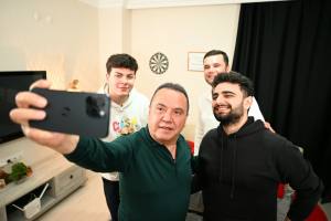 Başkan Böcek sahurunu öğrencilerle yaptı - Mega TV Baskan Bocek Sahur 3 min - Mega TV