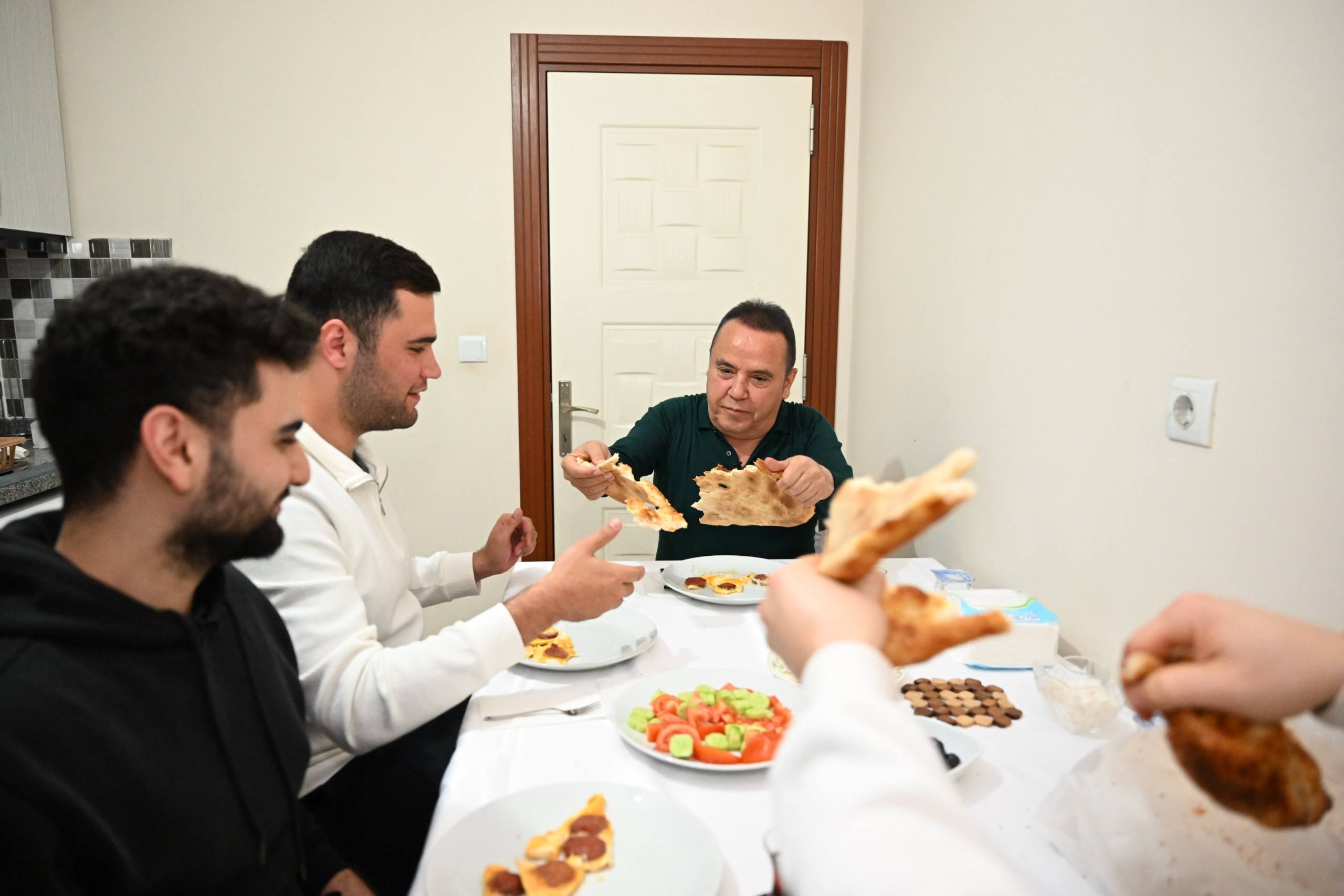 Başkan Böcek sahurunu öğrencilerle yaptı - Mega TV Başkan Böcek Sahur (6)-min