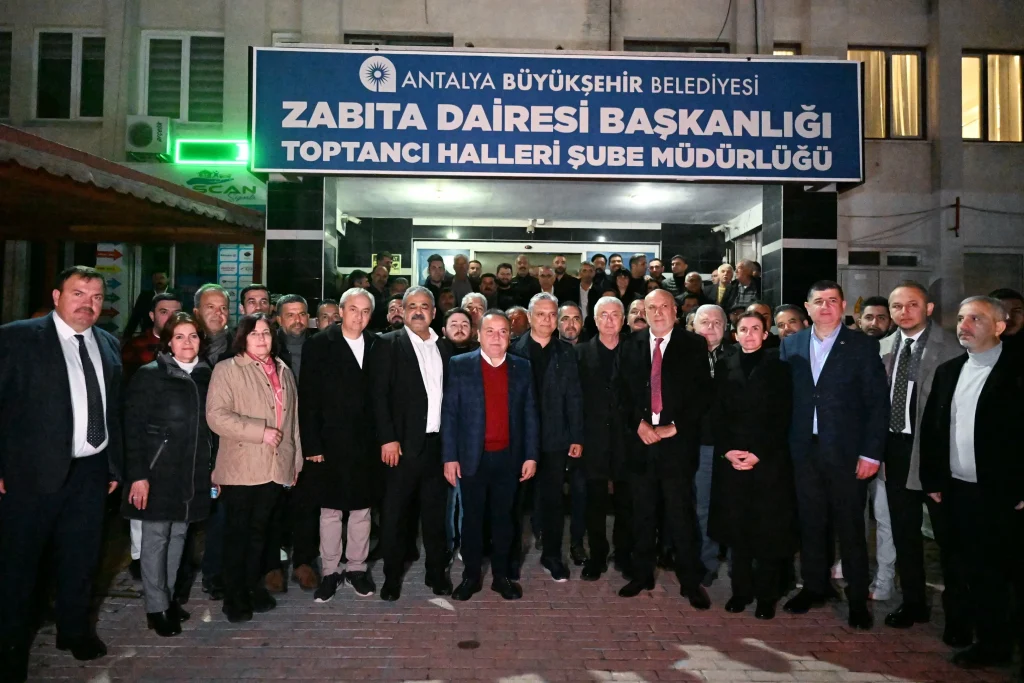 Başkan Böcek güne halde başladı - Mega TV Baskan Bocek Toptanci Hal ziyaret 2 - Mega TV