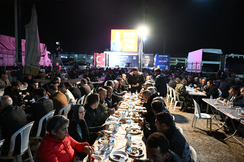 Başkan Böcek güne halde başladı - Mega TV Baskan Bocek Toptanci Hal ziyaret 20 - Mega TV