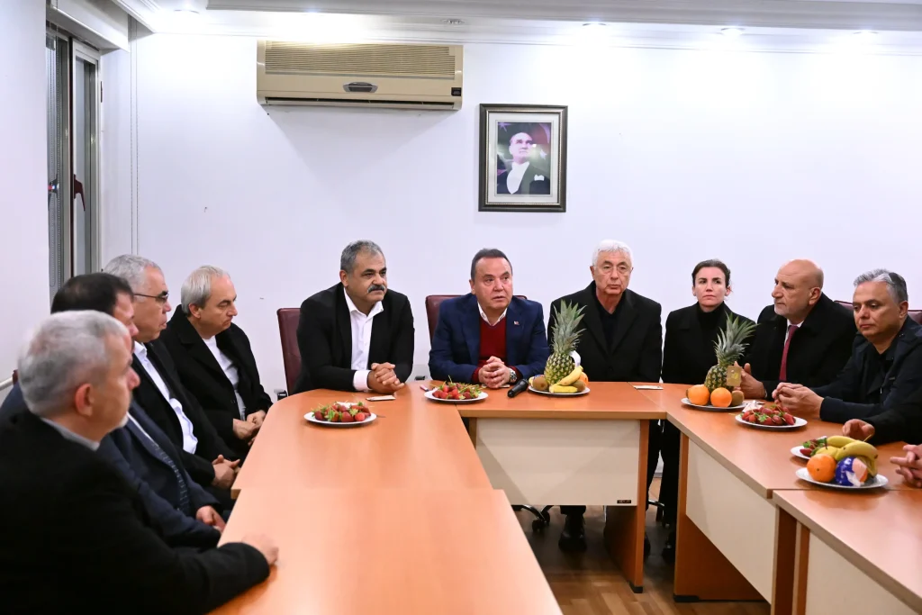 Başkan Böcek güne halde başladı - Mega TV Baskan Bocek Toptanci Hal ziyaret 22 - Mega TV