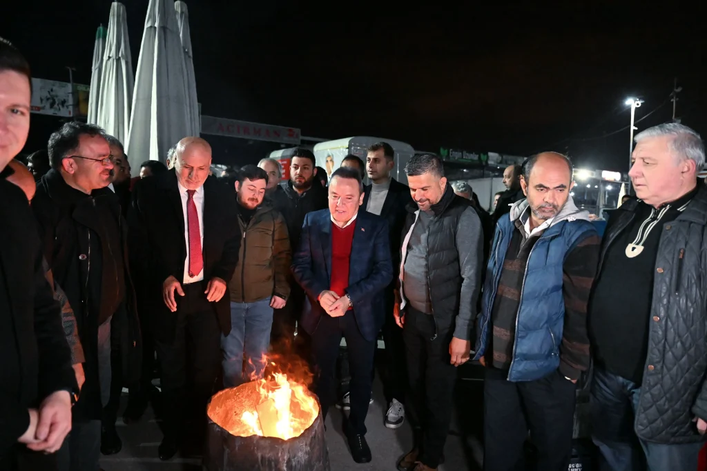 Başkan Böcek güne halde başladı - Mega TV Baskan Bocek Toptanci Hal ziyaret 3 - Mega TV