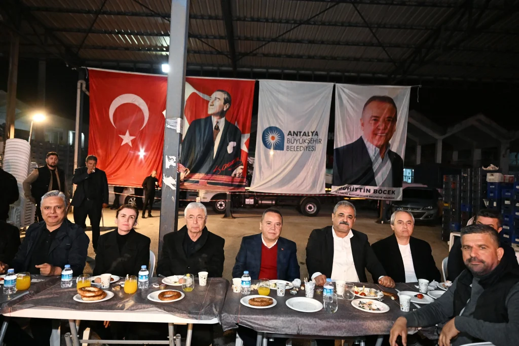 Başkan Böcek güne halde başladı - Mega TV Baskan Bocek Toptanci Hal ziyaret 4 - Mega TV