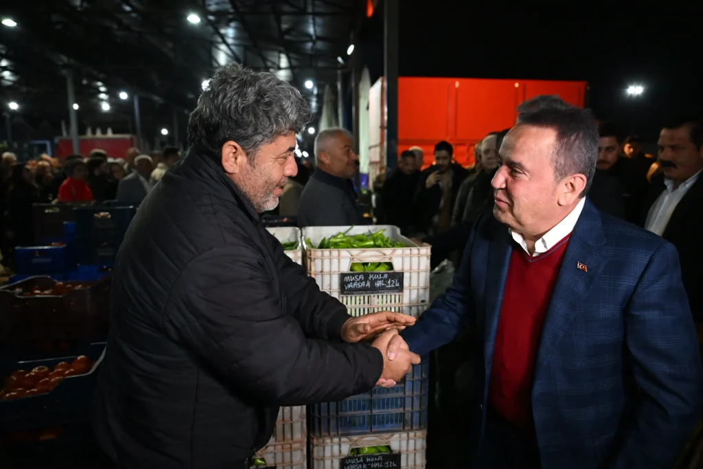 Başkan Böcek güne halde başladı - Mega TV Baskan Bocek Toptanci Hal ziyaret 8 - Mega TV