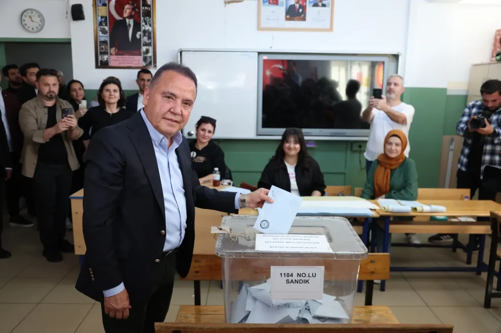 Başkan Böcek oyunu kullandı - Mega TV Baskan Bocek oyunu kullandi 11 - Mega TV