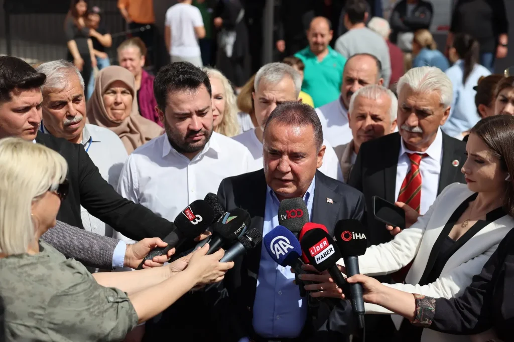 Başkan Böcek oyunu kullandı - Mega TV Baskan Bocek oyunu kullandi 16 - Mega TV