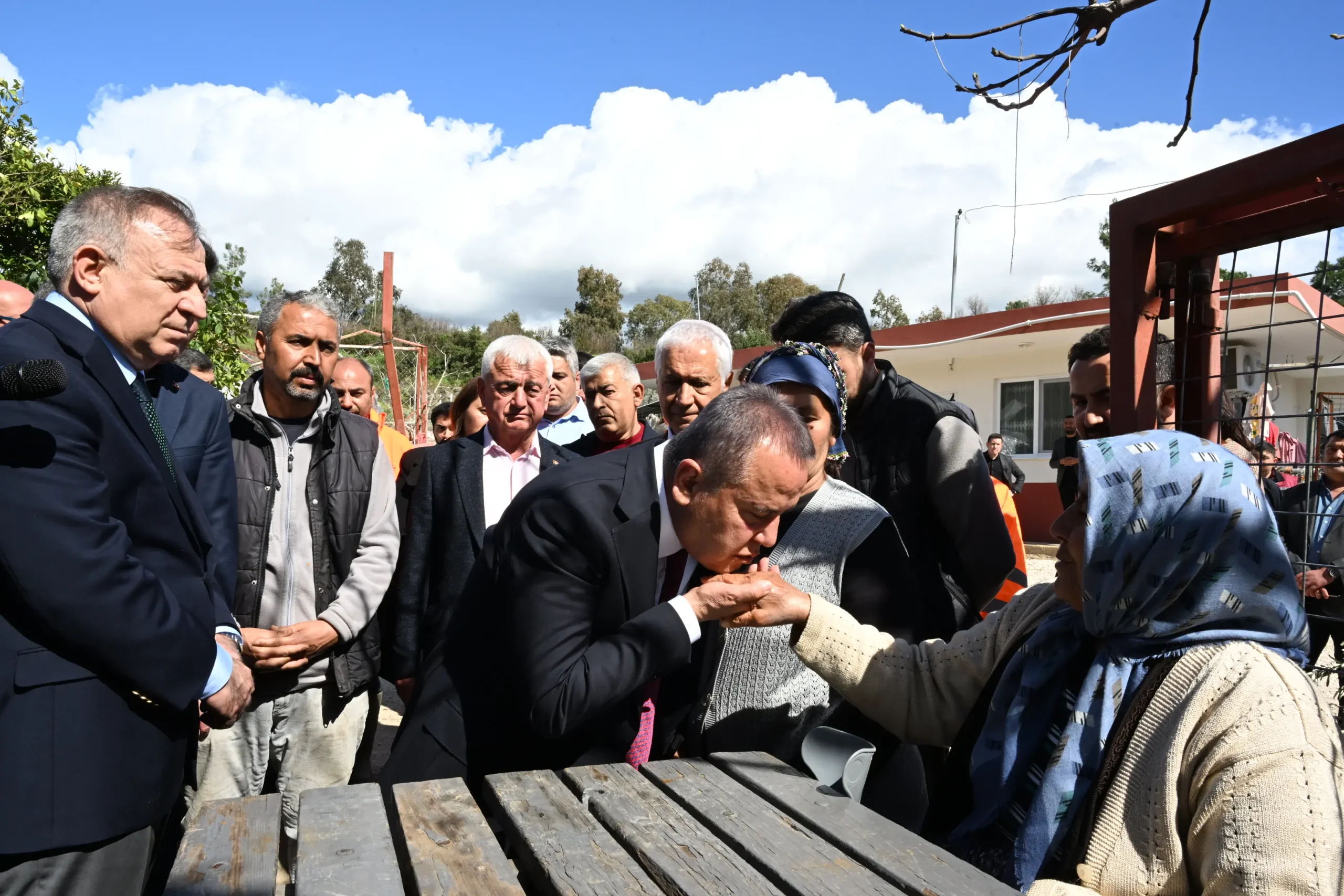Başkan Böcek, Hortum Felaketinin Ardından Kumluca’da İncelemelerde Bulundu