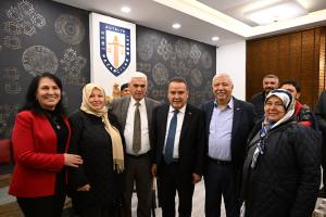 Başkan Böcek iftarını Pazarcı esnafıyla iftar yaptı - Mega TV Baskan iftar 27 min - Mega TV