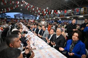 Başkan Böcek iftarını Pazarcı esnafıyla iftar yaptı - Mega TV Baskan iftar 4 min - Mega TV