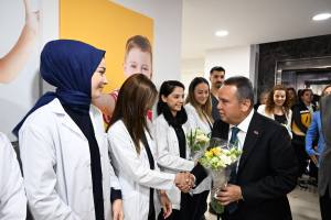Başkan Böcek, sağlık çalışanlarının 14 Mart Tıp Bayramı’nı kutladı - Mega TV Baskan saglik calisanlari tip bayrami ziyaret 6 min 1 - Mega TV