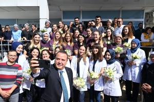 Başkan Böcek, sağlık çalışanlarının 14 Mart Tıp Bayramı’nı kutladı - Mega TV Baskan saglik calisanlari tip bayrami ziyaret min 1 - Mega TV