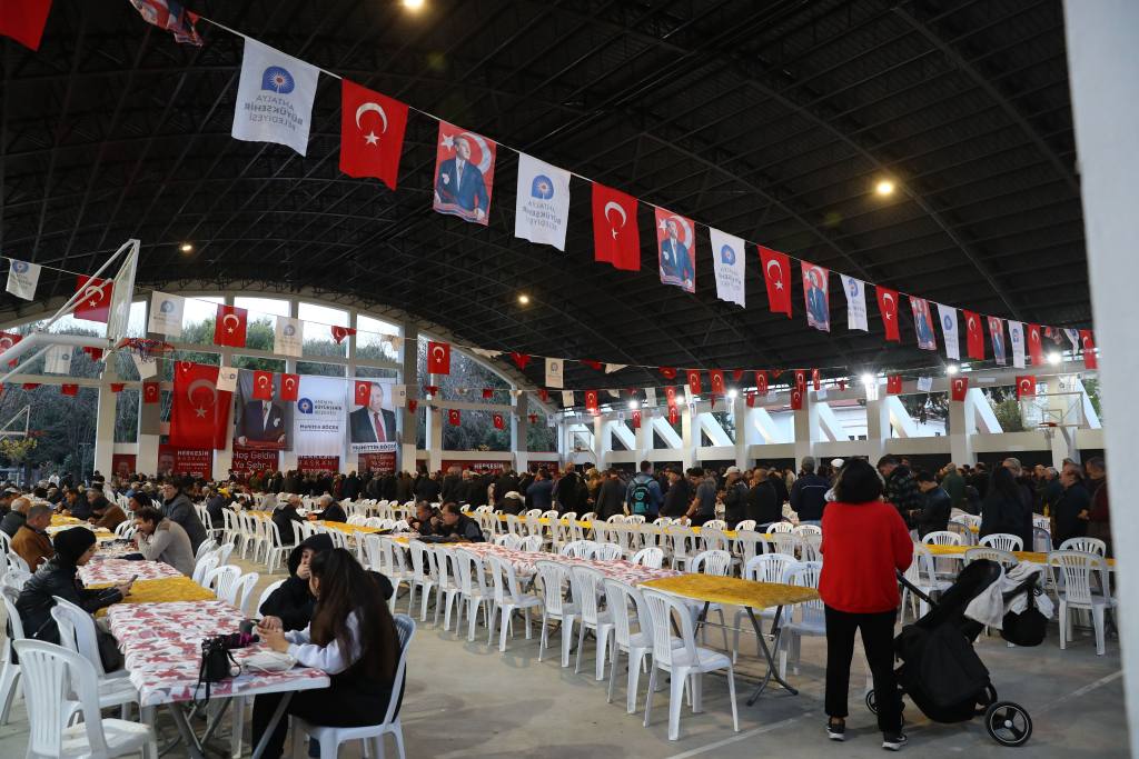 Büyükşehir Belediyesi'nden iftar bereketi - Mega TV Buyuksehir Belediyesinden Iftar Bereketi 10 min 1 - Mega TV