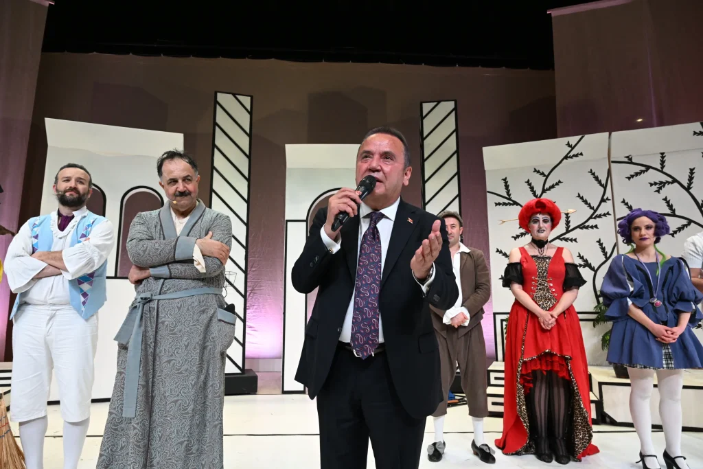 Başkan Böcek AŞT’nin ‘Huysuz’ oyununu izledi - Mega TV DSC 3428 - Mega TV