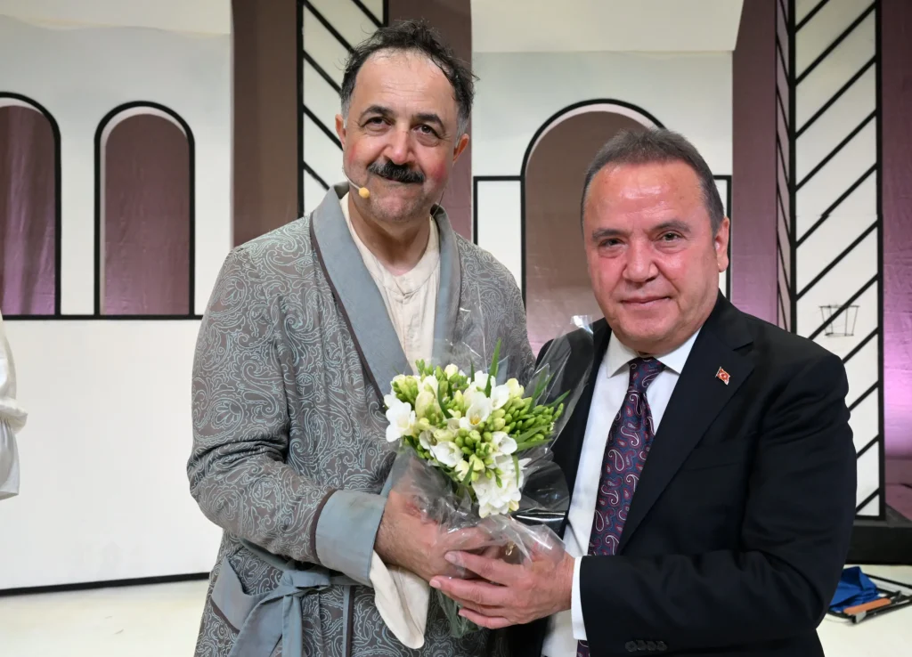 Başkan Böcek AŞT’nin ‘Huysuz’ oyununu izledi - Mega TV DSC 3467 - Mega TV