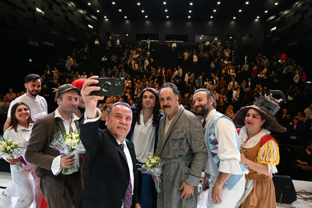 Başkan Böcek AŞT’nin ‘Huysuz’ oyununu izledi - Mega TV DSC 3549 - Mega TV