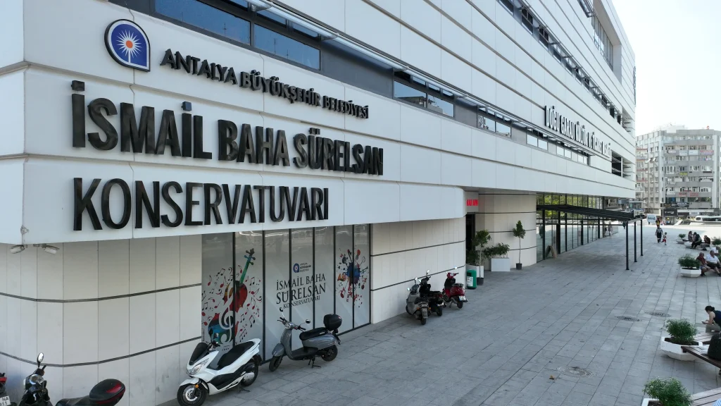 Başkan Böcek: “Antalya’yı sanatın merkezi yapacağız” - Mega TV Dogu Garaji Kultur Merkezi 1 - Mega TV