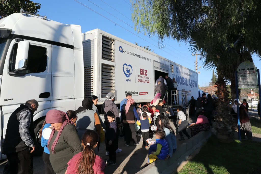 Gocerler Mahallesi Iftar Yemegi 3 - Mega TV