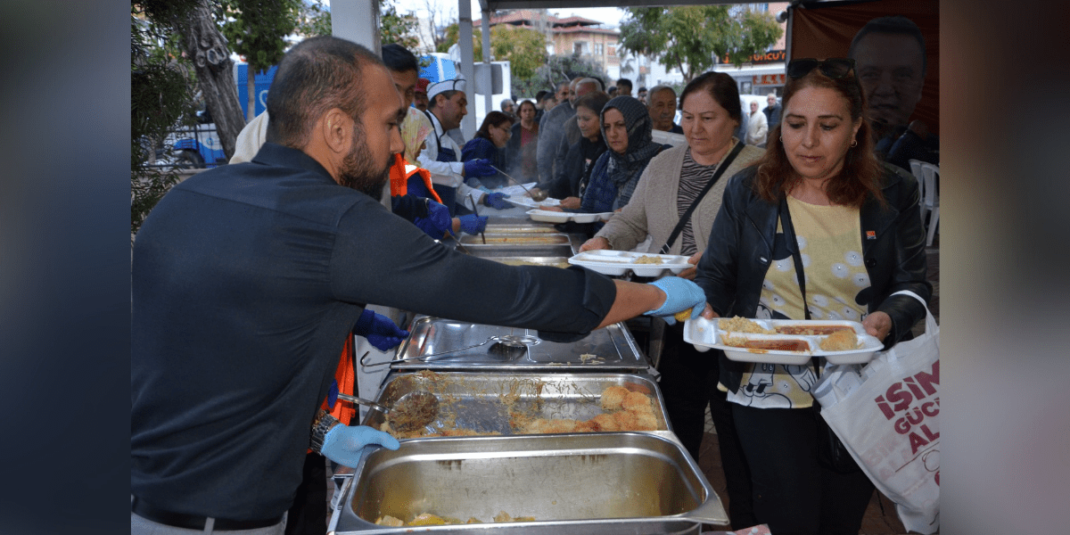 Büyükşehir vatandaşın iftar sofrasına destek oluyor