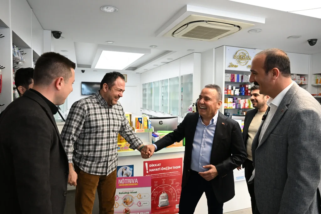 Başkan Böcek’e Konyaaltı’nda yoğun ilgi - Mega TV Konyaalti esnaf ziyaret 11 - Mega TV
