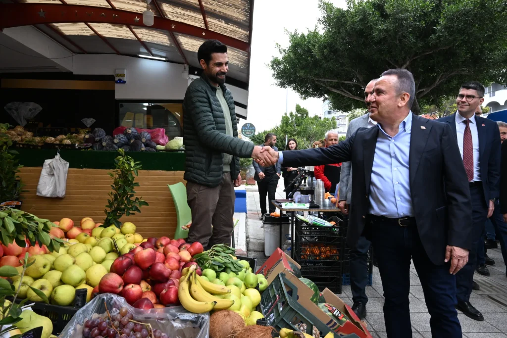 Başkan Böcek’e Konyaaltı’nda yoğun ilgi - Mega TV Konyaalti esnaf ziyaret 14 - Mega TV