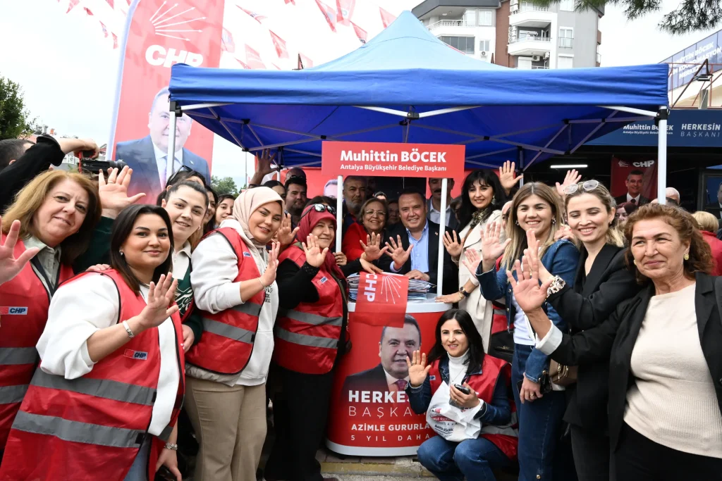 Başkan Böcek’e Konyaaltı’nda yoğun ilgi - Mega TV Konyaalti esnaf ziyaret 19 - Mega TV