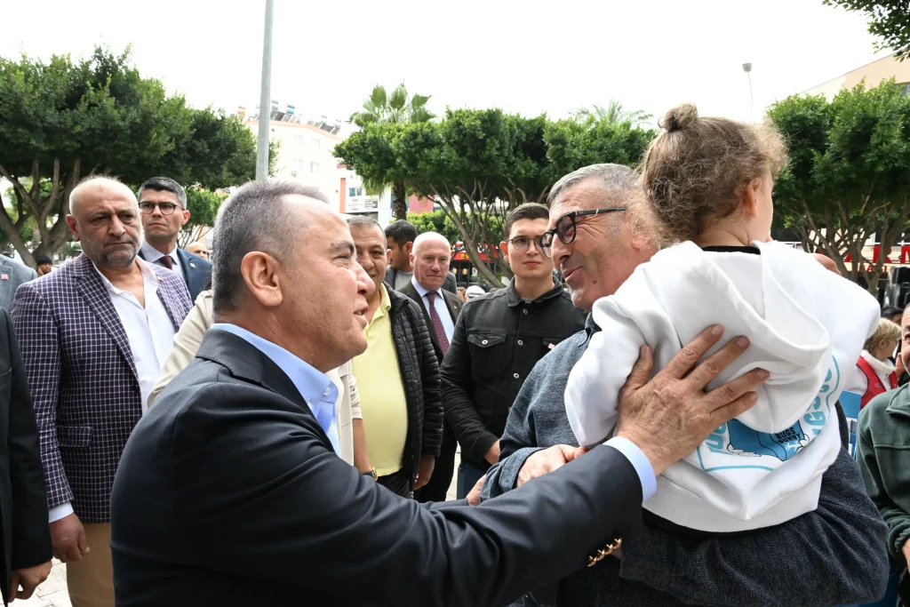 Başkan Böcek’e Konyaaltı’nda yoğun ilgi - Mega TV Konyaalti esnaf ziyaret 6 - Mega TV