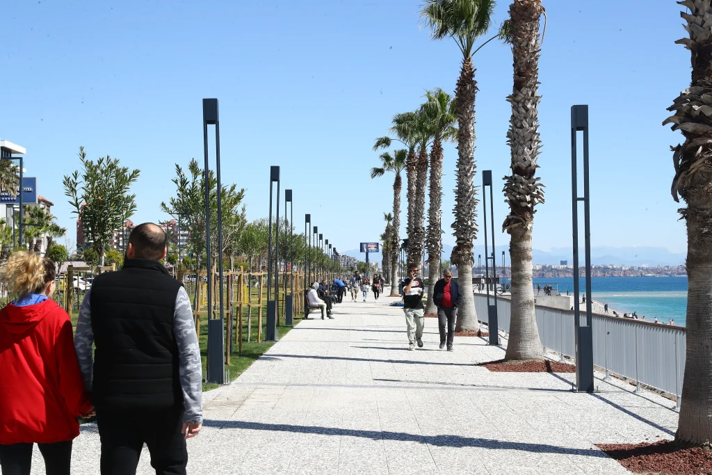 Antalyalılar Konyaaltı Liman Halk Plajı’ndan çok memnun - Mega TV Konyaalti sahil 3 - Mega TV